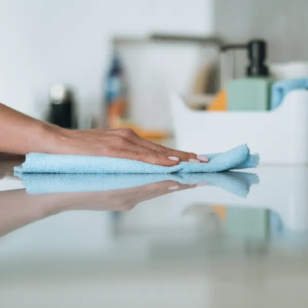 Pulizia ecologica della casa con prodotti naturali EM per igienizzare superfici in modo sicuro e sostenibile