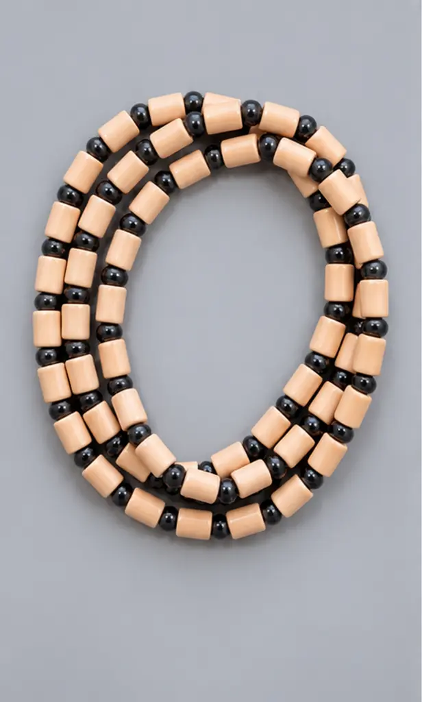 03_collana_perle_nere.webp